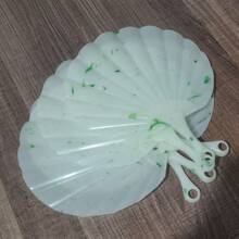 1 pièce d'éventail portatif en plastique style vintage plus épais et plus frais, avec un design de coquille en faux jade. Convient pour l'été, les cadeaux pour les personnes âgées et les amoureux, une utilisation quotidienne.