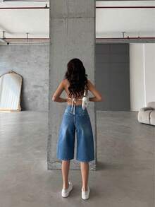 女式高腰褪色复古宽松阔腿牛仔百慕大短裤，带口袋、拉链和纽扣