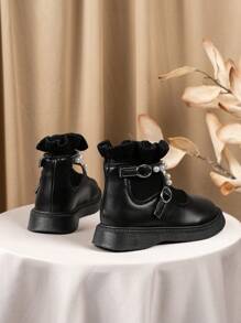 Ein Paar schwarze Leder-Knöchelstiefel mit Perlen-Dekorationsbändern und gefalteten gestrickten Schuhöffnungen, eine modische Wahl sowohl für Partys als auch für den Alltag, geeignet für Einkaufen, Partys, Bühnen, Gelegenheitsanlässe usw., Mädchenschuhe, Mädchensandalen, Mädchenschulschuhe, Schulschuhe, Kinderschuhe, Blumenmädchenschuhe