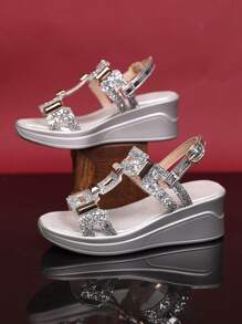 1 par de sandalias de tacón alto con puntera abierta, con tiras metálicas de brillo plateado y suela suave, estilo princesa de moda para uso diario, playa, fiesta y baile para niñas pequeñas