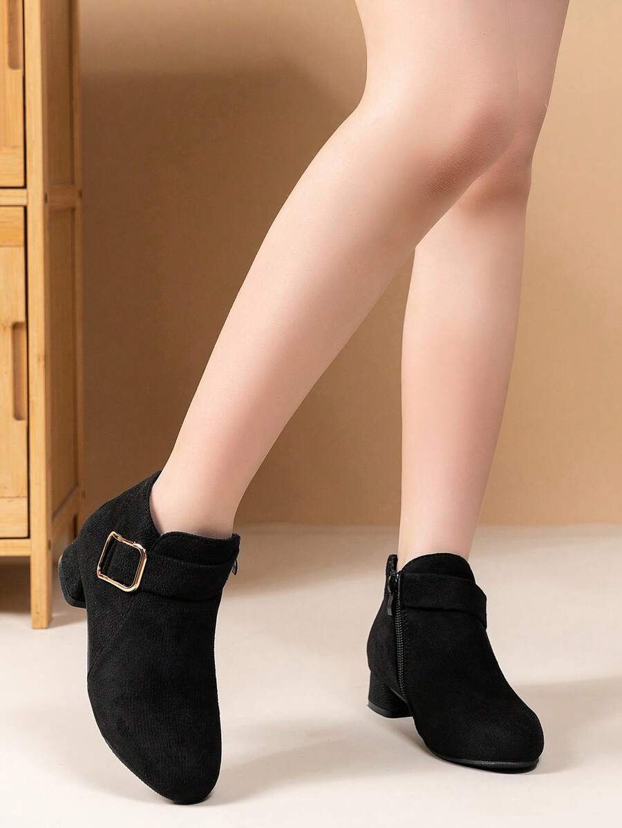 Ein Paar schwarze Wildleder-Stiefel für Mädchen, mit niedrigem und dickem Absatz, Metallschnallen und Seitenzippern, geeignet für Versammlungen, Bankette, Bühnen, Einkaufen, Sightseeing, Lässig und andere Veranstaltungsorte, Mädchenschuhe, Schulschuhe, Mädchenschuhe, Cowboystiefel, Kindercowboystiefel, Mädchencowboystiefel