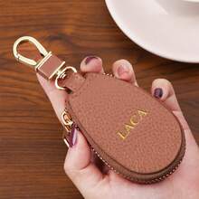 1个个性化定制姓名设计钥匙包，包含大小写字母，高端PU皮革材质，多种颜色可选，适合居家使用。多功能迷你大容量拉链设计，外观时尚，男女通用，轻薄防刮，防丢，独特的周年纪念礼物之选。