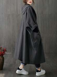 女士宽松轻薄长款风衣，民族风，带大口袋，纽扣前襟，连帽设计，休闲百搭，适合秋冬季穿着。