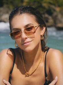 1副时尚眼镜，独特扭曲镜框，造型别致，适合海滩、秋冬等各种场合，是女士日常穿搭、商务休闲、节日装饰和圣诞节装饰的理想之选。 - 彩色 - 查看 4