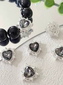 3 peças, contas de coração de liga de 15 mm. Não desbotam facilmente, não causam alergias. Adequado para homens e mulheres fazerem brincos, colares, pulseiras, acessórios de cabelo, tornozeleiras, grampos de cabelo. Capas de celular, decorações de chaveiro. Amuletos, decorações. Artesanato e presentes diários. Crie suas joias de glamour únicas. Peças decorativas DIY. Temporada de formatura. Contas