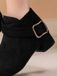 Ein Paar schwarze Wildleder-Stiefel für Mädchen, mit niedrigem und dickem Absatz, Metallschnallen und Seitenzippern, geeignet für Versammlungen, Bankette, Bühnen, Einkaufen, Sightseeing, Lässig und andere Veranstaltungsorte, Mädchenschuhe, Schulschuhe, Mädchenschuhe, Cowboystiefel, Kindercowboystiefel, Mädchencowboystiefel