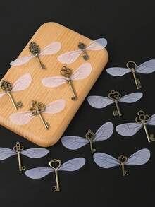 25/49/97 件金属吊坠复古万能钥匙飞行钥匙吊坠+蜻蜓翅膀+1 卷线、DIY 珠宝展示、婚礼派对用品、室内外装饰、生日派对装饰、魔术主题装饰、可爱礼物、节日小礼物、树饰、家居装饰、房间装饰、节日装饰、餐桌装饰、派对礼品、万圣节装饰、圣诞节装饰