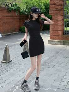 [Y6Y] 极简圆领连帽针织迷你连衣裙 | 收腰A字修身连衣裙，打造日常时尚风格 - 黑色 - 查看 1