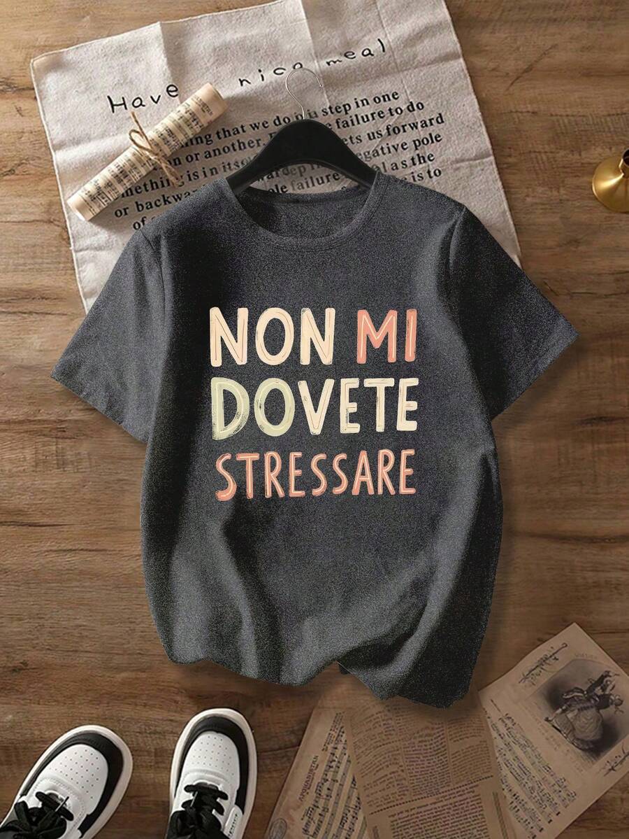 女士优雅圆领短袖T恤 - 黑色，印有醒目的意大利语“Non Mi Dovete Stressare”（别让我紧张），适合春夏休闲穿着，宽松大码，大码女装，秋季大码，秋季女装，秋季穿搭，冬季服装，冬季女装，外套