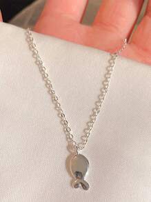 Collier pendentif poisson minimaliste, chaîne de clavicule délicate et légère, accessoire à la mode et polyvalent.