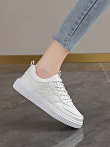 36-45系带休闲时尚运动鞋，高美感简约白鞋，百搭软底学生滑板鞋，防滑耐磨