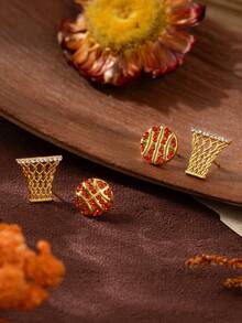 2件时尚精致创意运动系列篮球蓝色框架耳环，镀18K金，不易氧化，可轻松搭配女性日常穿着。女士珠宝。