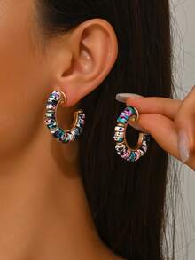 两件时尚优雅的彩色巧克力树脂DIY手工编织C形耳环，适合女性在派对和晚宴上佩戴，搭配精美服饰。耳环由混合树脂和贝壳碎片制成，大小和颜色各异。贝壳碎片颜色随机，C形部分还点缀有酒红色珠子。多色图案树脂，每件作品的花卉设计都独一无二。 - 彩石C字耳環 - 查看 5