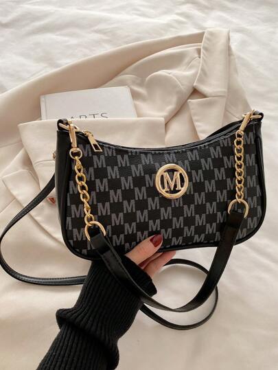 Em 2025, a nova bolsa de ombro estilo baguette com estampa de letras M, clássica e impermeável, estilo Joker, com corrente de metal, é adequada para compras.