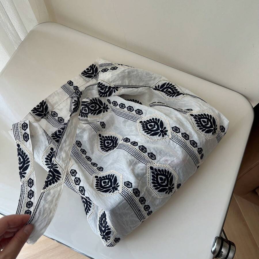 Women Shoulder Bags - 白底藏青繡花 - 查看 1