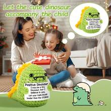 1 件可爱的手工编织恐龙礼物，带有励志留言卡 - 可爱的绿色钩针恐龙带有黄色尖刺，非常适合办公桌装饰和家居装饰，理想的生日和节日励志礼物 | 漂亮的钩针风格 | 手工编织面料，恐龙玩具。 - 彩色 - 查看 6