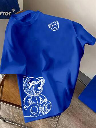 休闲小熊图案对称设计青年短袖圆领T恤。口袋采用微弹针织面料，适合春夏季。