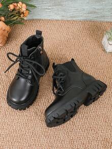 This Is A Pair Of Short Boots. The Upper Material Looks Like Leather. It Adopts A Design With Laces And A Side Zipper, Which Is Convenient For Children To Put On And Take Off. The Sole Is Thick With Obvious Patterns, Enhancing The Grip And Stability Of The Shoes.