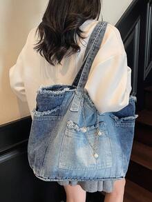 حقيبة جينز مزينة بسلسلة الموضة الجديدة، حقيبة كتف واسعة السعة متعددة الجيوب للتنقل اليومي، تصميم حافة خام، مناسبة للتسوق والتنقل.