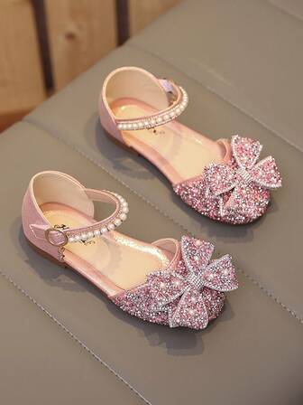 1 双时尚百搭粉色女孩珍珠和水钻蝴蝶结装饰可爱平底凉鞋，圆头，适合日常穿着、跳舞、春秋季户外穿着，闪光装饰包头公主鞋，尺码偏小半码