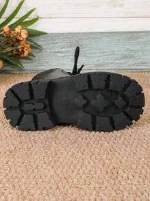 This Is A Pair Of Short Boots. The Upper Material Looks Like Leather. It Adopts A Design With Laces And A Side Zipper, Which Is Convenient For Children To Put On And Take Off. The Sole Is Thick With Obvious Patterns, Enhancing The Grip And Stability Of The Shoes.