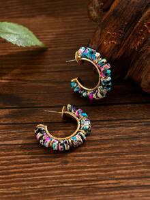 两件时尚优雅的彩色巧克力树脂DIY手工编织C形耳环，适合女性在派对和晚宴上佩戴，搭配精美服饰。耳环由混合树脂和贝壳碎片制成，大小和颜色各异。贝壳碎片颜色随机，C形部分还点缀有酒红色珠子。多色图案树脂，每件作品的花卉设计都独一无二。 - 彩石C字耳環 - 查看 4