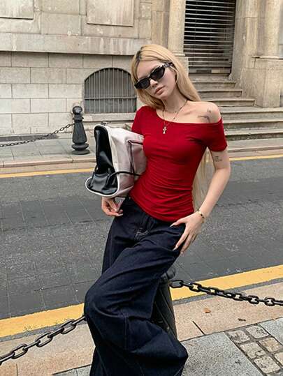 性感不对称领口短袖修身短款T恤