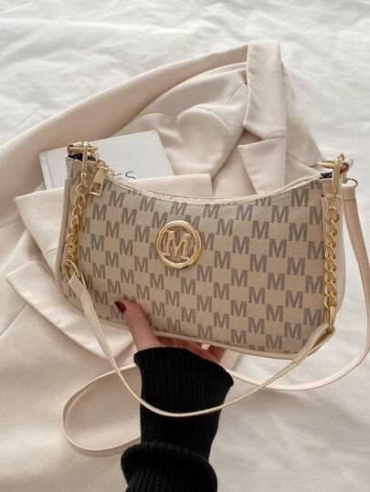 2025年新款时尚经典百搭pu防水面料m字母图案印花设计金属链条装饰设计法棍包单肩包适合逛街。