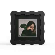 1个波浪形多色相框（红、黄、蓝、绿、白、黑），时尚百搭的家居和办公装饰 - 适合桌面和墙面展示，完美的乔迁礼物（不含照片） - 彩色 - 查看 50