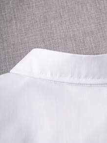 青少年男孩經典大學風格長袖休閒/正式襯衫，帶口袋貼片，白色