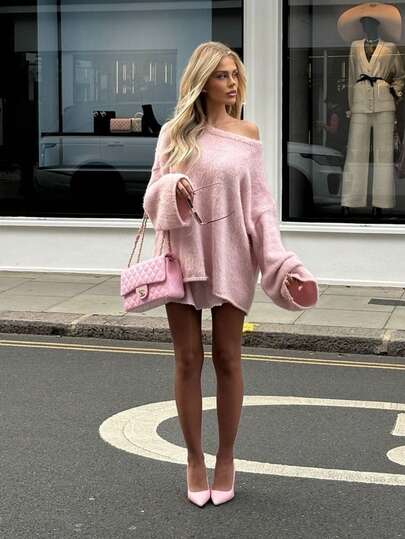 كنزة صوفية بيضاء فضفاضة ذات حافة ملفوفة ناعمة وممتعة من VIBEWAVE، كتف مكشوف، وردي