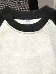 1件女童日系涂鸦猫印花插肩袖卫衣，舒适柔软，春秋季日常休闲穿着