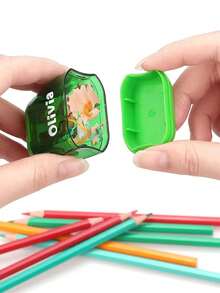 Regalos de graduación personalizados, 4 piezas de sacapuntas mini de doble orificio personalizables con texto personalizable, hecho de plástico, incluye una tapa y tiene un diseño adorable. Es un regalo ideal para vacaciones, eventos de regreso a la escuela, graduaciones, fiestas y talla grande. Adecuado para hijos e hijas, y se puede usar en escuelas, interiores, exteriores y oficinas. También adecuado para útiles escolares y temporada de regreso a la escuela. - Multicolor - Ver 2