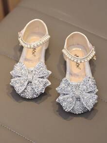 1 Đôi dép xăng đan đế bằng màu hồng thời trang mới, đa năng, đính ngọc trai và nơ đá lấp lánh cho bé gái, mũi tròn, thích hợp cho mang hàng ngày, khiêu vũ, hoạt động ngoài trời mùa xuân và mùa thu, giày công chúa mũi kín đính kim tuyến, size nhỏ hơn bình thường. - Bạc - Xem 6