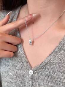 Collier pendentif poisson minimaliste, chaîne de clavicule délicate et légère, accessoire à la mode et polyvalent.