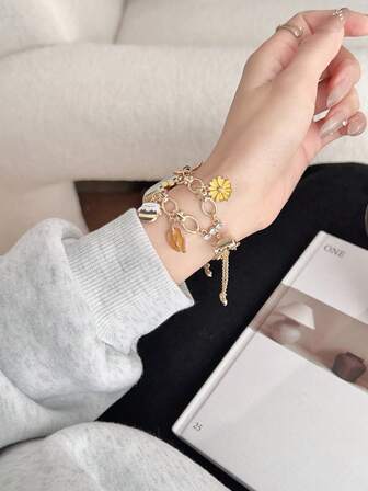 1 pieza Pulsera de reloj de manzana de moda dorada para mujer, pulsera personalizada creativa con margaritas lindas, compatible con Apple Watch Series 10/9/8/7/SE/6/5/4, 38mm 40mm 41mm 42mm 44mm 45mm 46mm 49mm, correa de reloj inteligente para ella como regalo, regalo para amigos, correa de Apple Watch ajustable