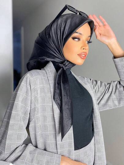 1条女士缎面纯色大方巾，90厘米，可作披肩领巾搭配连衣裙