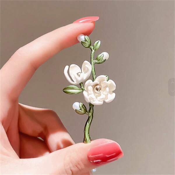 1 Piece Of Gardenia Flower Brooch Made Of Zinc Alloy Material With Baking Paint Craftsmanship, Elegant Style, Inlaid With Synthetic Zirconia, Fashionable And Exquisite, Suitable For Daily Suits, Dresses, Wearing Accessories, Giving Gifts To Family And Friends For Birthdays And Parties