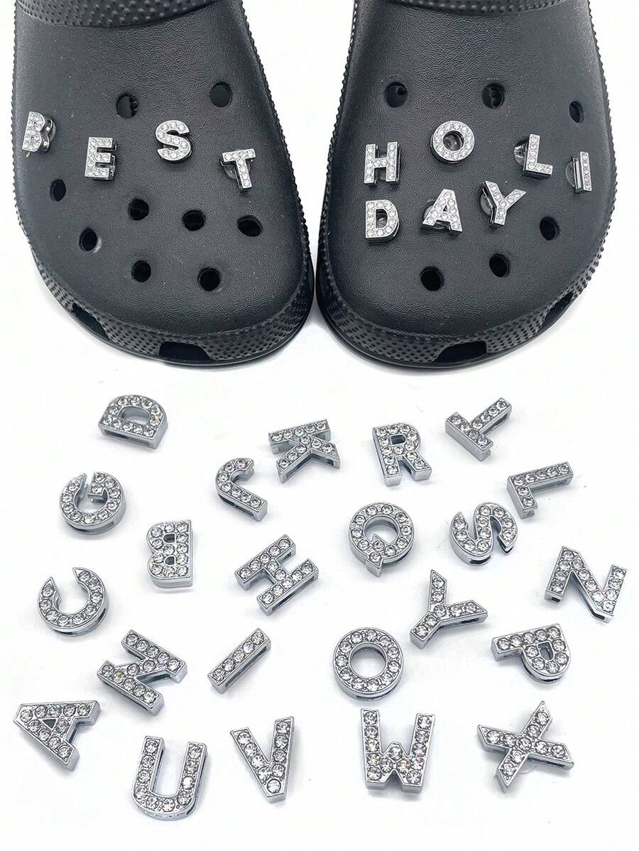 1个合金水钻字母DIY镂空装饰，适用于镂空木屐、博格包、镂空手提包，合金水钻字母装饰配件，可定制用于您的沙滩包和镂空木屐。这些迷人的配件为您的博格包和镂空木屐注入个性化风格和鲜艳色彩。 - 銀色 - 查看 1