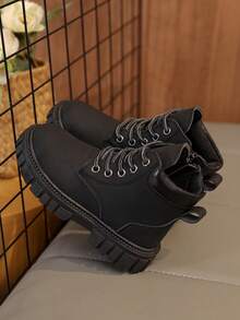 1 Paar schwarze matte Finish Kinder Militärstiefel, weiches Material, seitlicher Reißverschluss, Schnürung vorne, runde Zehenpartie, warme dicke Sohle, verschleißfest, britischer Stil klassische kurze Stiefel, geeignet für Jungen/Mädchen Studenten Lässig, Urlaub, Party, Herbst/Winter Neu