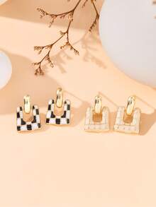2pairs/Set Retro Classic Checked Pattern Designed Earrings, Combined With Shell Color, Black And White. These Stylish And Simple Ins Style Earrings Are Suitable For Women's Daily Wear. They Are Versatile And Fashionable Accessories Suitable For All Occasions. - Black and White + Shell Color - View 3