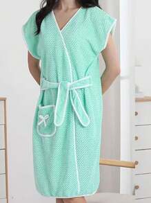 1pc Wearable Pineapple Plaid Robe With Tie, Lightweight, Warm "Super Soft Coral Fleece" Bathrobe With Pocket - Suitable For All Seasons, Absorbent And Comfortable Loungewear, Perfect For Bathroom, Bedroom, Pool And Beach, Cute Student Sleepwear
