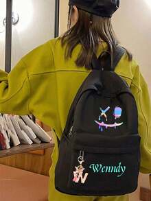定制专属背包，印上个性化姓名或节日祝福。定制您的专属背包。全新开学季背包，男女学生皆宜，采用尼龙拉链设计，休闲百搭，适合大学生、初中生和小学生。您可以印上姓名、字母、幸运数字等。