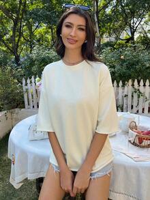 清爽夏日风情浅杏色短袖T恤，亮眼的柠檬与字母组合，后背大号印花吸睛，胸前小号相同图案点缀，前后呼应的超强设计感，宽松的版型搭配明亮活泼的色彩，打造休闲随性的风情！