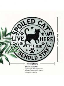 1 Stück Verwöhnte Katzen und ihre Familie leben hier Metallschild - 8x8 Zoll robuste Metallwandkunst, geeignet für Schlafzimmer, Küche, Esszimmer, Bar Dekoration - einzigartiges Design, einfach aufzuhängen, toll für Zuhause, Büro oder als Geschenk, zufällige Lochpositionen