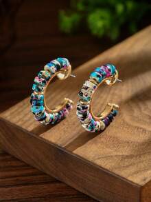 两件时尚优雅的彩色巧克力树脂DIY手工编织C形耳环，适合女性在派对和晚宴上佩戴，搭配精美服饰。耳环由混合树脂和贝壳碎片制成，大小和颜色各异。贝壳碎片颜色随机，C形部分还点缀有酒红色珠子。多色图案树脂，每件作品的花卉设计都独一无二。 - 彩石C字耳環 - 查看 3