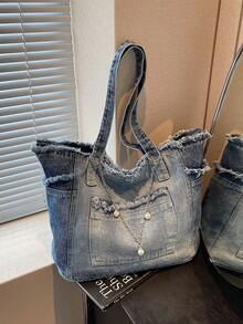 حقيبة جينز مزينة بسلسلة الموضة الجديدة، حقيبة كتف واسعة السعة متعددة الجيوب للتنقل اليومي، تصميم حافة خام، مناسبة للتسوق والتنقل.