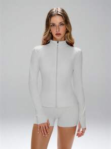 这款运动夹克采用简约时尚的设计，融合了学院风和运动元素。长袖带拇指孔，舒适弹力的面料适合舞蹈/普拉提等运动。前拉链设计搭配低领，方便您轻松从街头穿到健身房。这款女士修身拉链夹克采用塑形缝线、修身剪裁、全面覆盖、长袖带拇指孔、有效收腰、提胸褶裥和360度弹力面料，并配有防滑拉链护片。