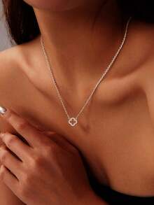 Colar de Prata Esterlina S925 Colar de Trevo de Quatro Folhas com Pétalas de Flor Vazadas, Corrente de Clavícula de Uso Diário para Mulheres