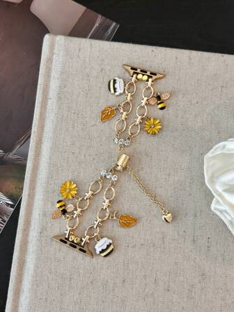 สายนาฬิกา Apple Watch แฟชั่น 1 ชิ้น สีทองสำหรับผู้หญิง สายรัดข้อมือลายดอกเดซี่น่ารัก ดีไซน์สร้างสรรค์เฉพาะตัว ใช้งานได้กับ Apple Watch Series 10/9/8/7/SE/6/5/4 ขนาด 38 มม. 40 มม. 41 มม. 42 มม. 44 มม. 45 มม. 46 มม. 49 มม. สายนาฬิกาสมาร์ทสำหรับเธอ เป็นของขวัญ ของขวัญสำหรับเพื่อน สายนาฬิกา Apple ปรับได้